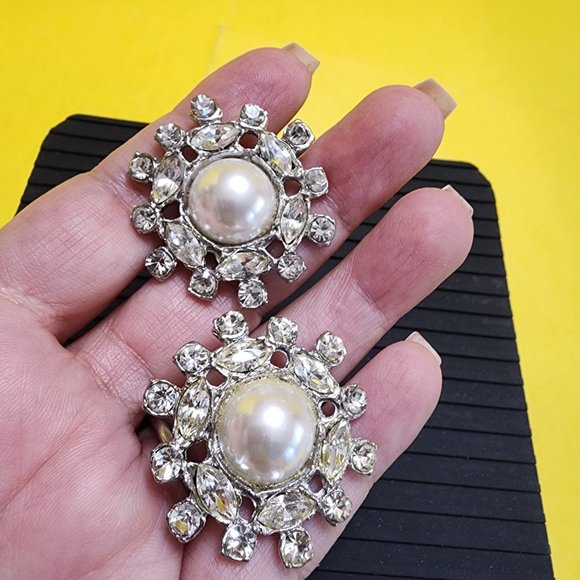 5 matching Vintage clear Rhinestone and Faux Pearl Buttons w shank silver tone - Picture 6 of 10